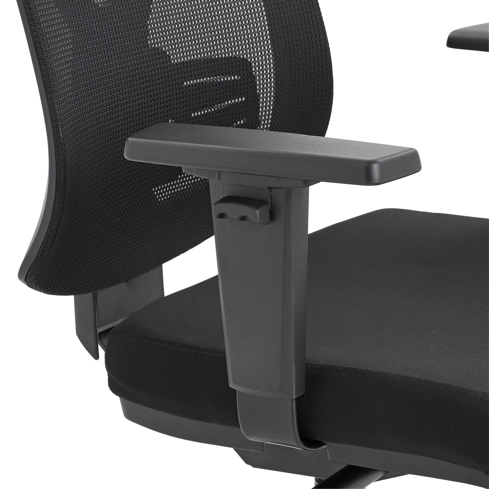 Nahaufnahme eines schwarzen Drehstuhls mit Netzrückenlehne und verstellbarer Armlehne, seitliche Perspektive