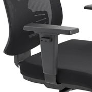 Nahaufnahme eines schwarzen Drehstuhls mit Netzrückenlehne und verstellbarer Armlehne, seitliche Perspektive