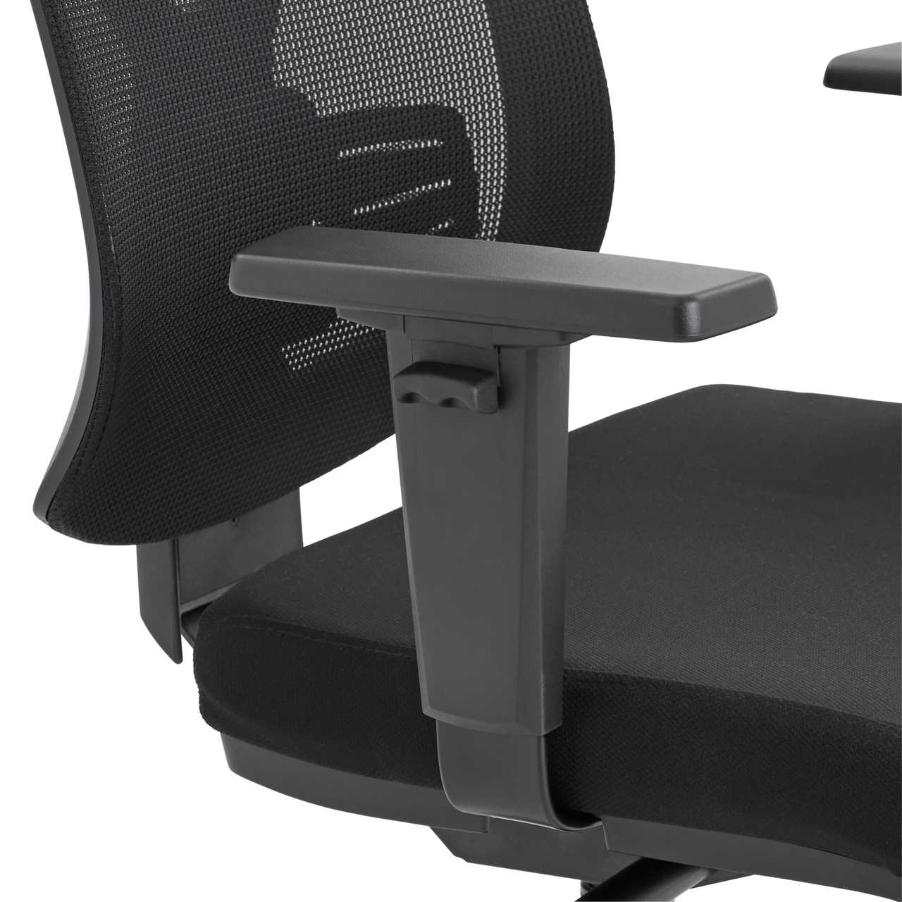 Nahaufnahme eines schwarzen Drehstuhls mit Netzrückenlehne und verstellbarer Armlehne, seitliche Perspektive