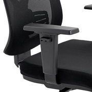 Nahaufnahme eines schwarzen Drehstuhls mit Netzrückenlehne und verstellbarer Armlehne, seitliche Perspektive