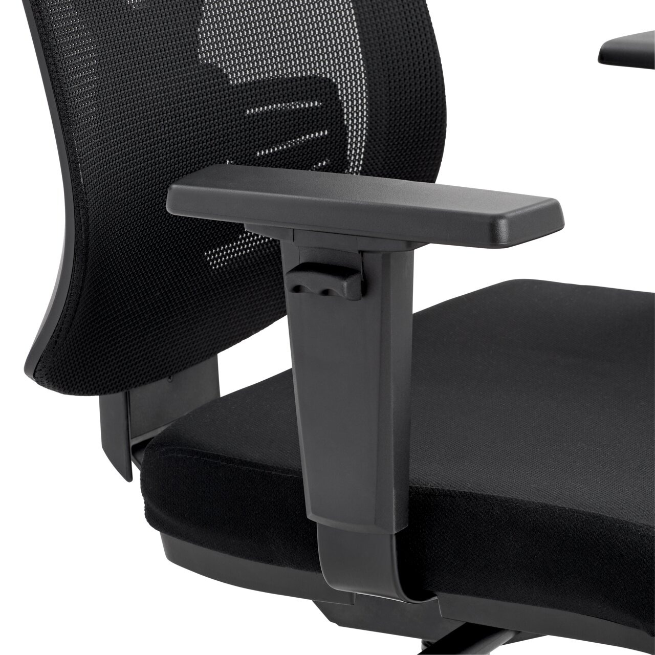 Nahaufnahme eines schwarzen Drehstuhls mit Netzrückenlehne und verstellbarer Armlehne, seitliche Perspektive