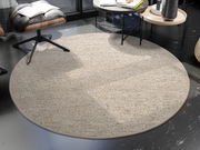 Runder Handweb Teppich in einem modernen Wohnzimmer, aus der Vogelperspektive betrachtet.