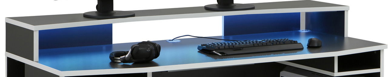 Moderner Schreibtisch mit LED-Beleuchtung, Tastatur, Maus und Kopfhörer, seitliche Perspektive