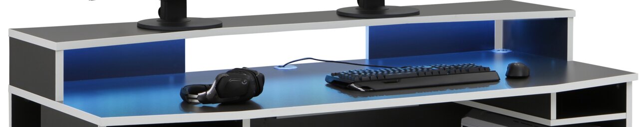 Moderner Schreibtisch mit LED-Beleuchtung, Tastatur, Maus und Kopfhörer, seitliche Perspektive