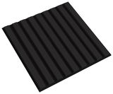 Schwarzes quadratisches Dekopaneel mit parallelen Erhebungen, perspektivisch von oben betrachtet.