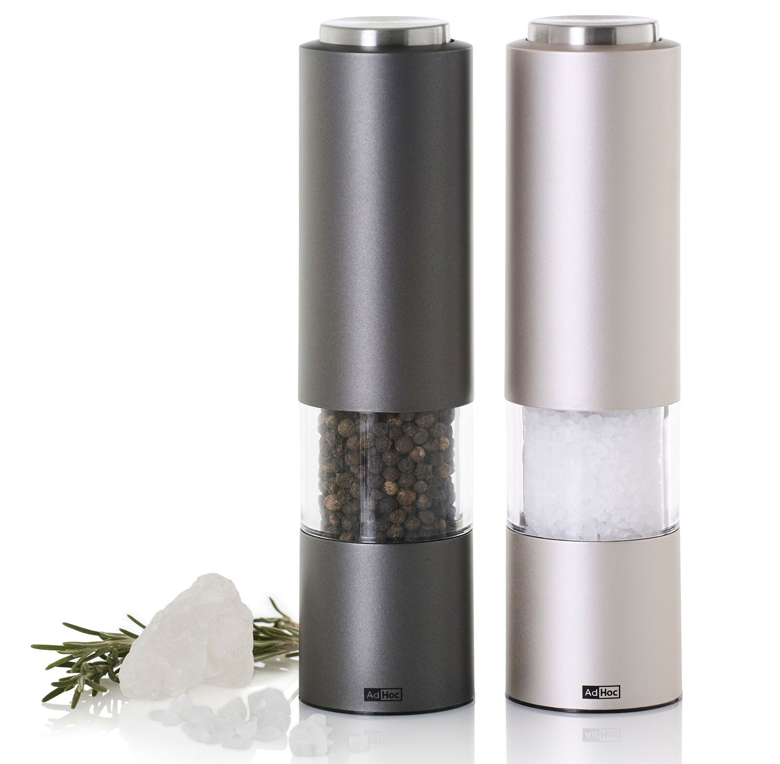 Zweier-Set von elektrischen Mühlen in Grau und Silber, gefüllt mit Pfeffer und Salz, aus der Frontalperspektive fotografiert.