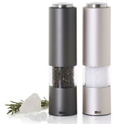 Zweier-Set von elektrischen Mühlen in Grau und Silber, gefüllt mit Pfeffer und Salz, aus der Frontalperspektive fotografiert.