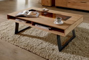 Moderner Couchtisch aus Holz mit schwarzem Metallgestell, seitliche Perspektive, dekoriert mit einer Tasse Kaffee und einem Buch auf einem Teppich.