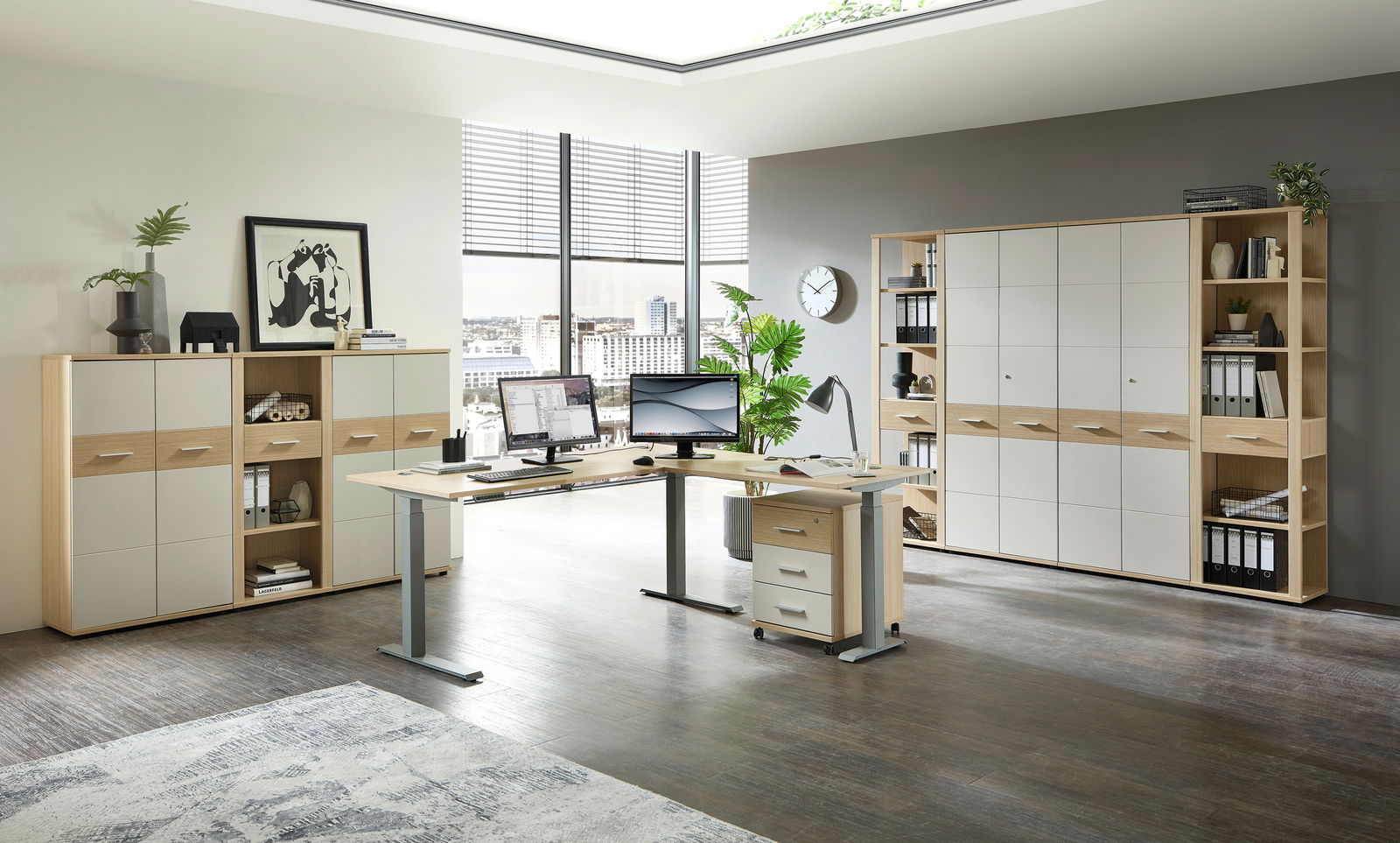 Moderne Büroumgebung mit einem Winkelschreibtisch, zwei Monitoren, einem Rollcontainer und mehreren Aktenschränken und Regalen in Holzoptik. Perspektive: Frontalansicht des Schreibtischs und der Schränke.