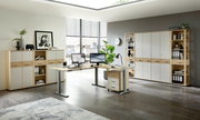 Moderne Büroumgebung mit einem Winkelschreibtisch, zwei Monitoren, einem Rollcontainer und mehreren Aktenschränken und Regalen in Holzoptik. Perspektive: Frontalansicht des Schreibtischs und der Schränke.