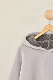 Grauer Lounge-Hoodie mit weichem Innenfutter, auf einem Kleiderbügel von vorne fotografiert.