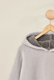 Grauer Lounge-Hoodie mit weichem Innenfutter, auf einem Kleiderbügel von vorne fotografiert.