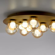 Moderne LED-Deckenleuchte mit mehreren kugelförmigen Glaskörpern, seitliche Perspektive