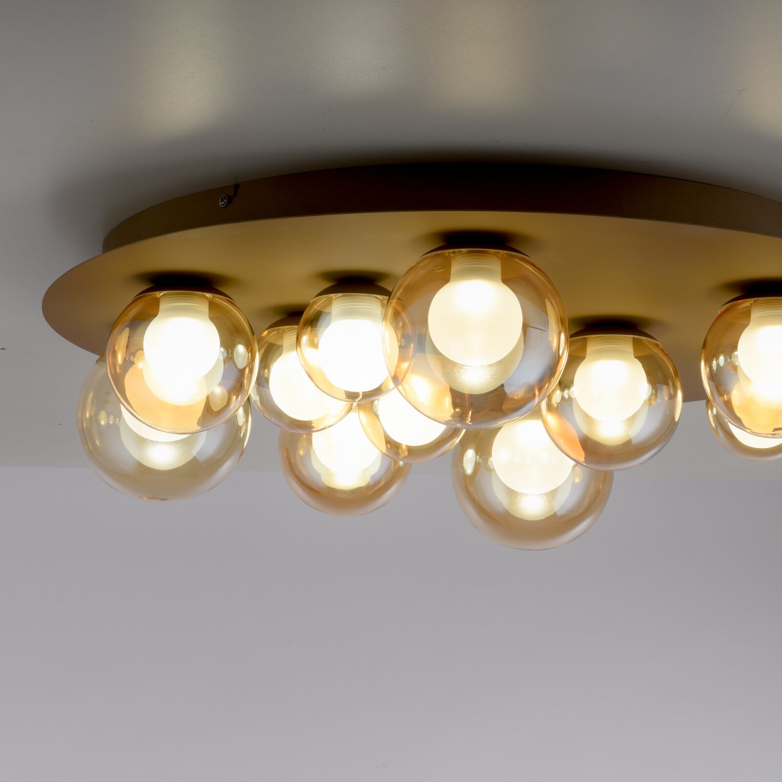Moderne led-plafondlamp met meerdere bolvormige glazen elementen, zijaanzicht