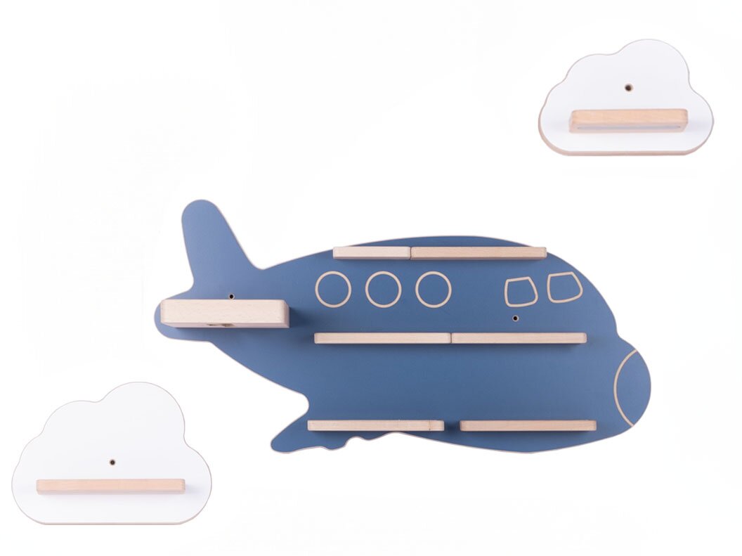 Blaues, wandmontiertes Holzregal in Flugzeugform mit mehreren kleinen Ablagen, ergänzt durch zwei wolkenförmige Mini-Regale; Frontalansicht vor weißem Hintergrund.