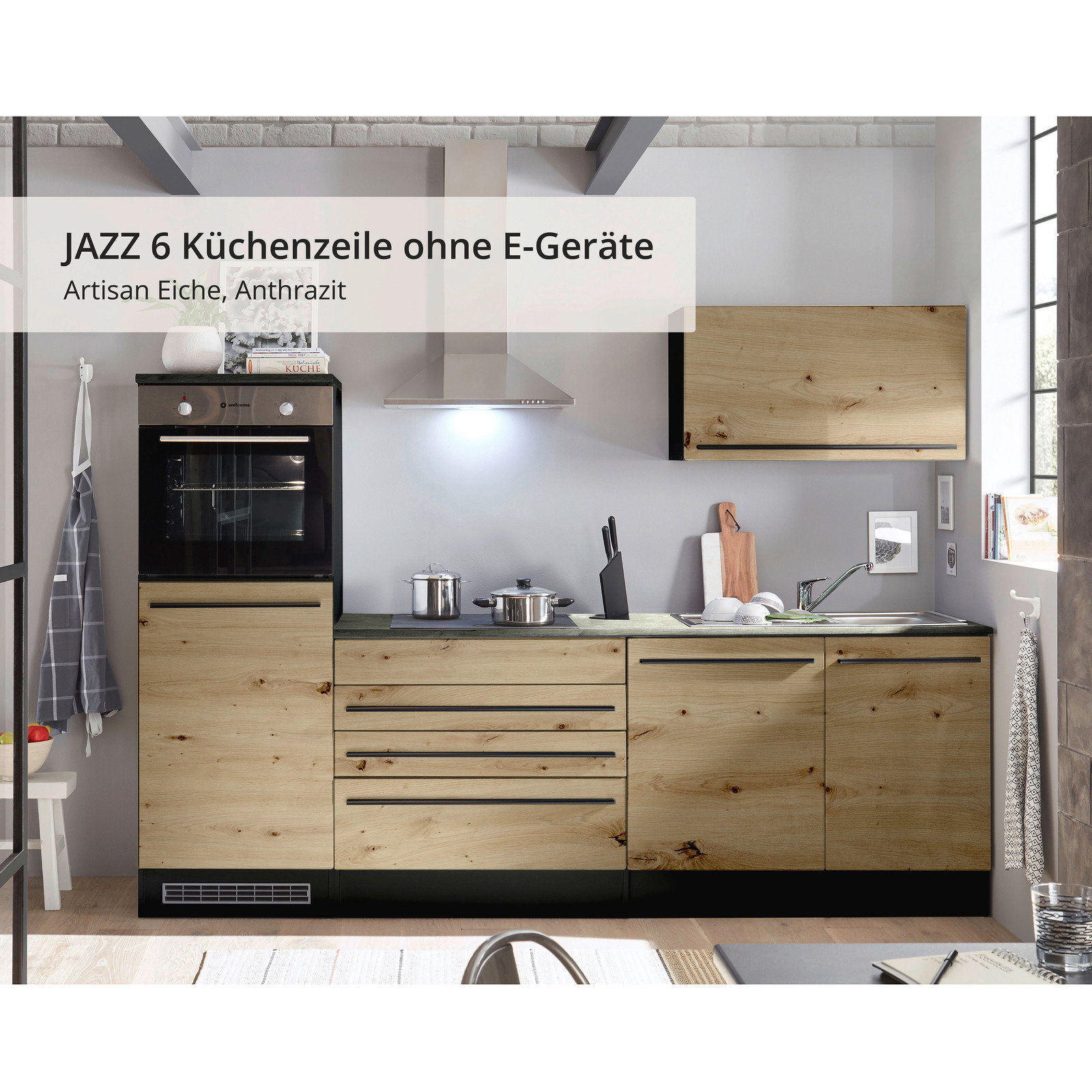 Moderne Küchenzeile in Holzoptik ohne Elektrogeräte, frontal betrachtet, mit Schränken und Arbeitsfläche in Artisan Eiche und Anthrazit.