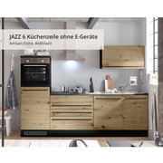 Moderne Küchenzeile in Holzoptik ohne Elektrogeräte, frontal betrachtet, mit Schränken und Arbeitsfläche in Artisan Eiche und Anthrazit.