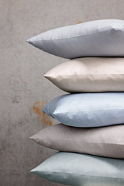 Stapel von Kissenbezügen in verschiedenen Farben und Mustern, seitliche Perspektive