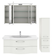 Badezimmermöbel-Set bestehend aus einem Spiegelschrank mit offenen Türen, einem Waschbeckenunterschrank mit zwei Schubladen und einem hohen Schrank mit zwei Schubladen, frontal betrachtet.