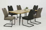 Eetkamer met zes klapstoelen in verschillende bruintinten rond een rechthoekige houten tafel, zijaanzicht.