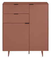 Modernes Sideboard in Terrakotta-Rot mit drei Schubladen und zwei Türen, schwarzen Griffleisten und schlanken Metallfüßen, Frontalansicht