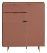 Modernes Sideboard in Terrakotta-Rot mit drei Schubladen und zwei Türen, schwarzen Griffleisten und schlanken Metallfüßen, Frontalansicht