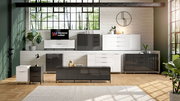 Moderne Wohnzimmermöbel in einem hellen Raum mit großen Fenstern, bestehend aus weißen und grauen Kommoden und Sideboards, frontal betrachtet.
