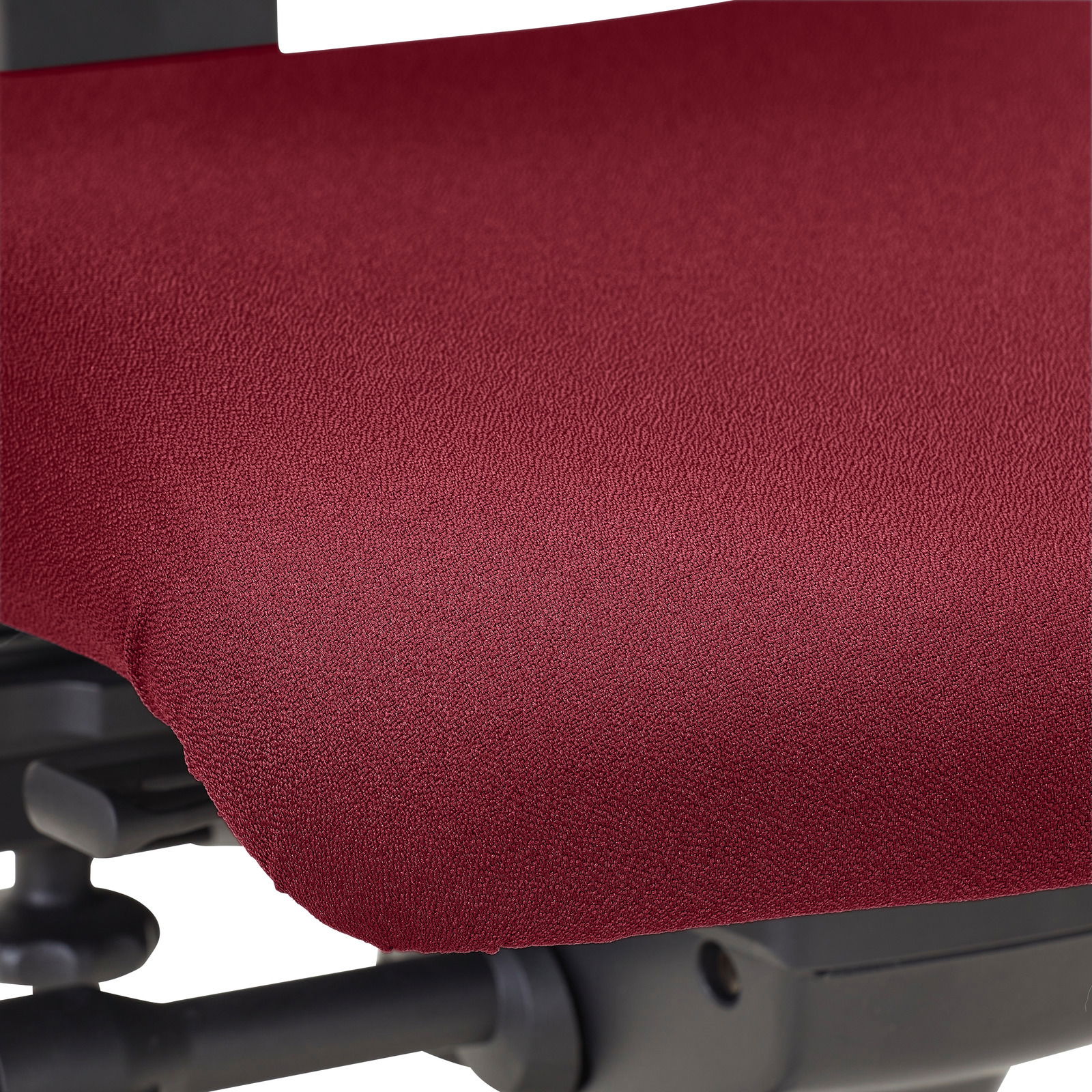 Nahaufnahme eines roten Sitzpolsters eines Drehstuhls, seitliche Perspektive
