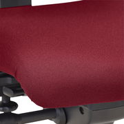 Nahaufnahme eines roten Sitzpolsters eines Drehstuhls, seitliche Perspektive