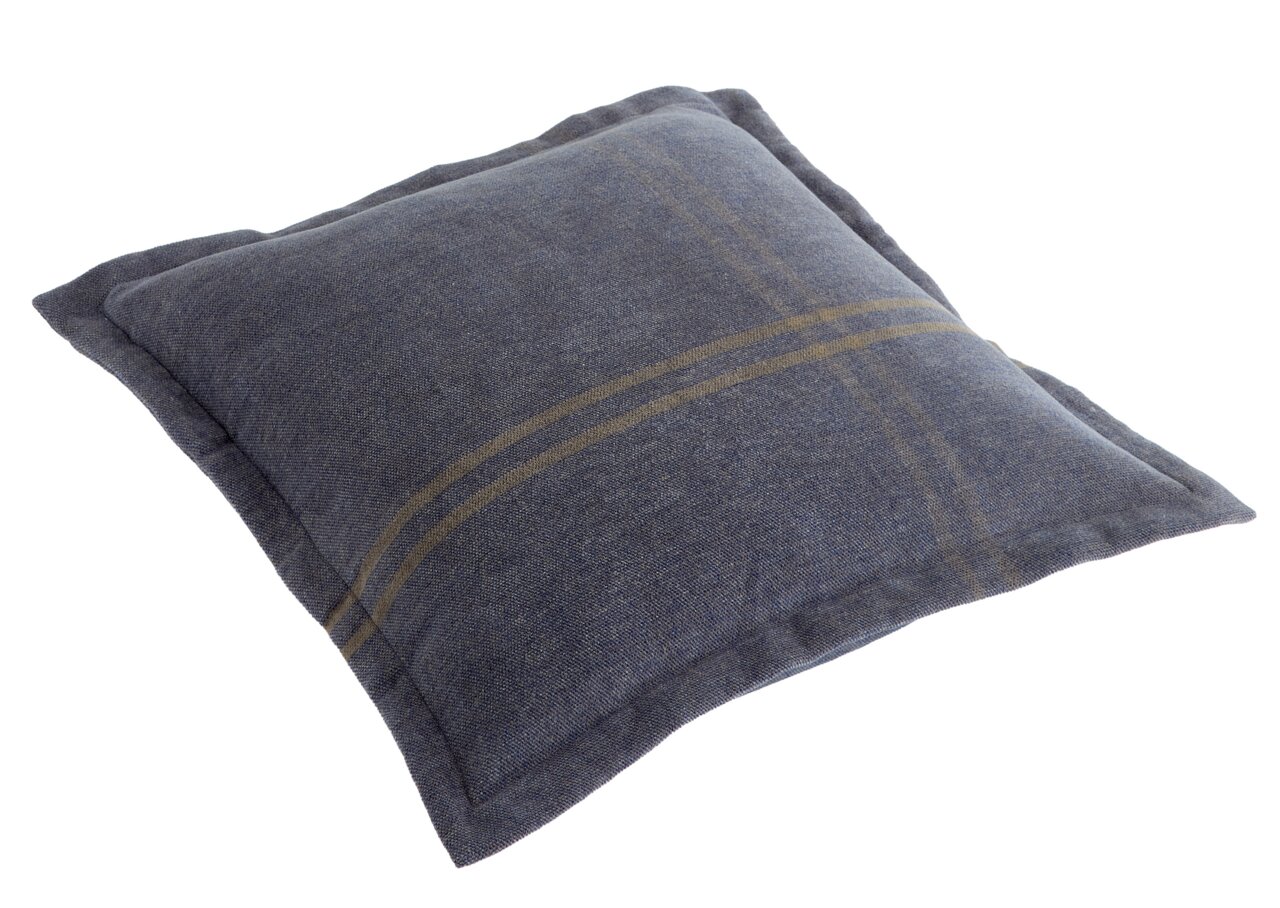 Linneweber Kissenbezug BRAGA Grauer Kissenbezug mit dezentem Streifenmuster, perspektivisch von schräg oben fotografiert.