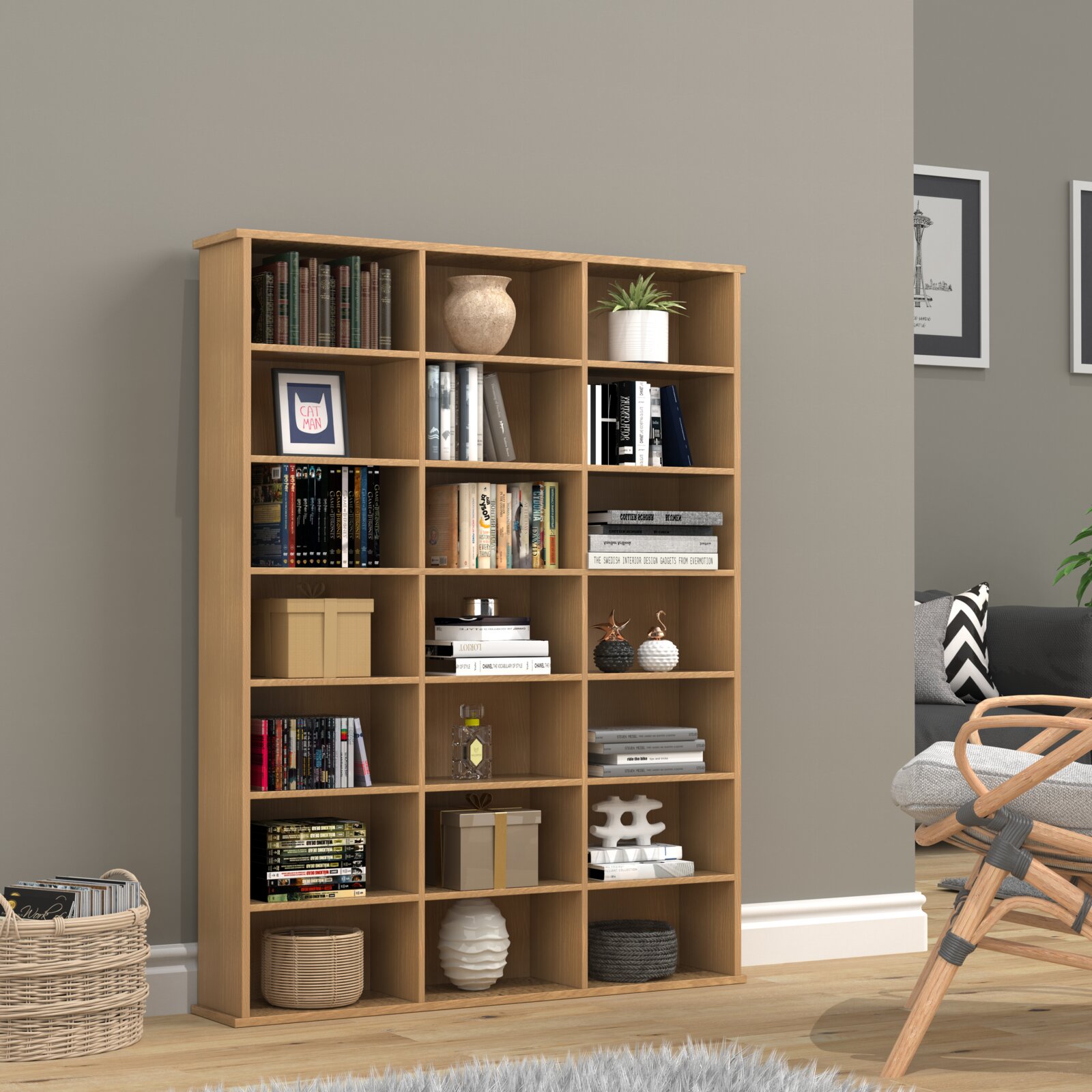 Hohes, offenes Bücherregal aus hellem Holz mit vielen quadratischen Fächern, dekoriert mit Büchern und Wohnaccessoires, in einem modernen Wohnzimmer frontale Ansicht mit leichter Perspektive von rechts.