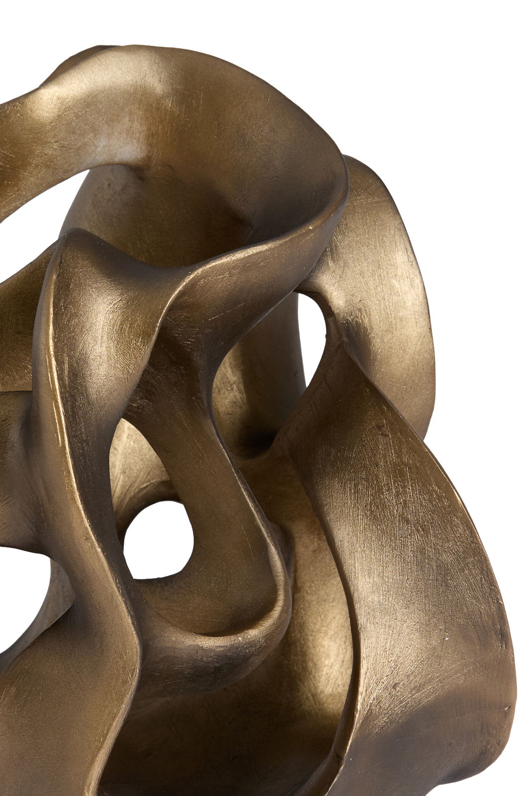 Nahaufnahme eines goldfarbenen, abstrakten Ornaments mit geschwungenen Formen und Öffnungen.