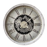 Antike Wanduhr mit römischen Ziffern und sichtbarem Zahnradmechanismus, frontal abgebildet.