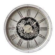 Antike Wanduhr mit römischen Ziffern und sichtbarem Zahnradmechanismus, frontal abgebildet.