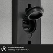 Nahaufnahme einer schwarzen Akku-Außenwandleuchte mit USB-C-Anschluss, perspektivisch von der Seite aufgenommen.