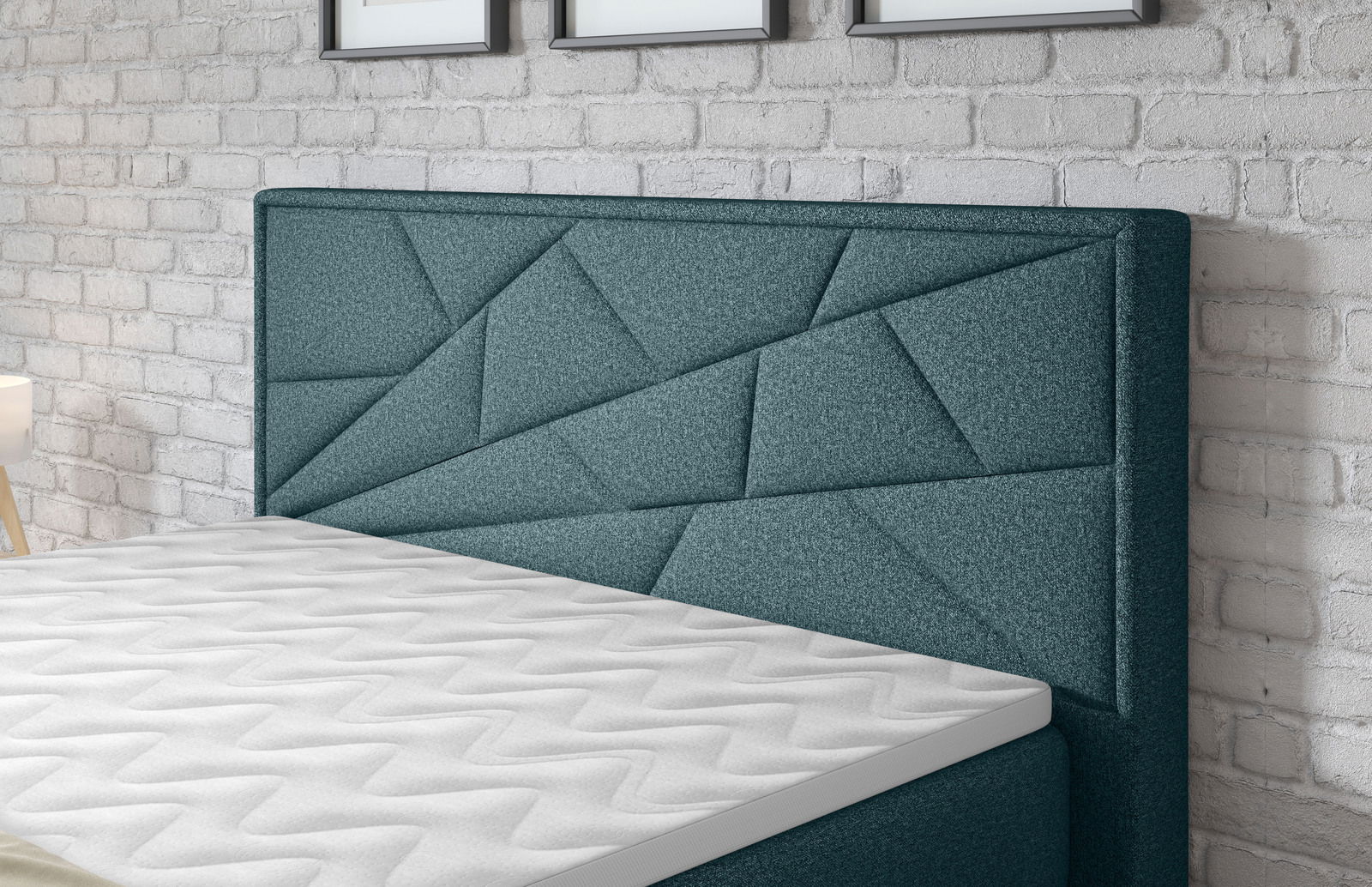 Boxspringbett mit modernem, geometrisch gemustertem Kopfteil in seitlicher Perspektive