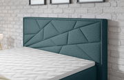 Boxspringbett mit modernem, geometrisch gemustertem Kopfteil in seitlicher Perspektive