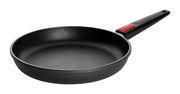 Gusspfanne 28cm Nowo Titanium in seitlicher Perspektive mit schwarzem Griff und rotem Akzent