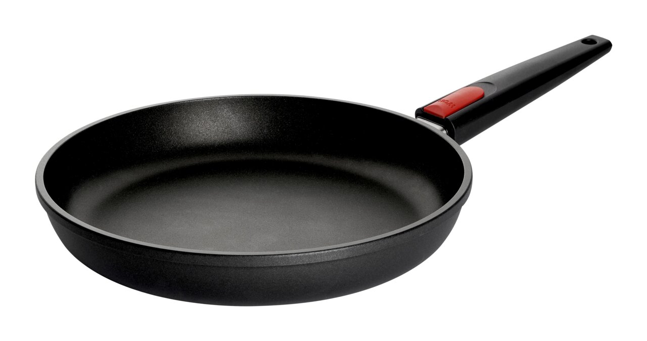 Gusspfanne 28cm Nowo Titanium in seitlicher Perspektive mit schwarzem Griff und rotem Akzent