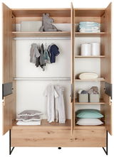 Offener dreitüriger Kleiderschrank aus Holz mit Kinderkleidung, Spielzeug und Regalen, Frontalansicht.