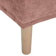 Nahaufnahme eines Hockers mit rosa Stoffbezug und hellem Holzbein, Perspektive von der Seite