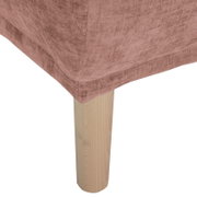 Nahaufnahme eines Hockers mit rosa Stoffbezug und hellem Holzbein, Perspektive von der Seite