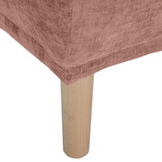 Nahaufnahme eines Hockers mit rosa Stoffbezug und hellem Holzbein, Perspektive von der Seite