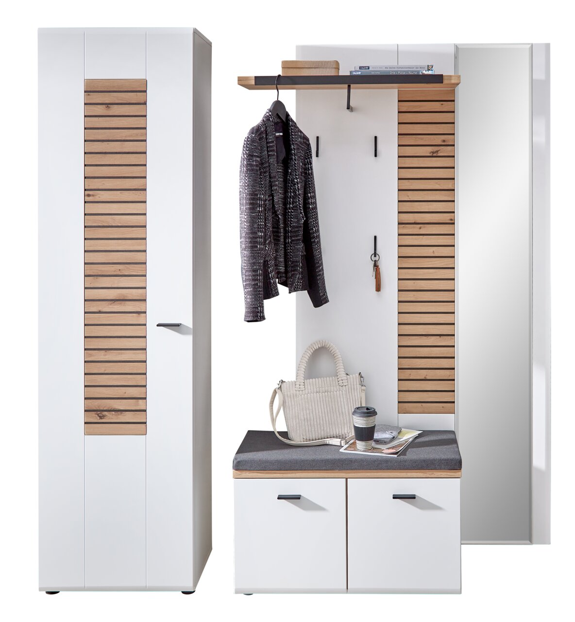Garderobenkombination Set 81 in Frontalansicht mit weißem Schrank, Holzdetails, Spiegel, Sitzbank und Hakenleiste.