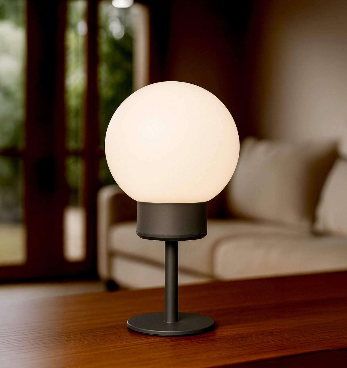 Modernes Akku-Windlicht mit kugelförmigem Leuchtkörper auf einem Tisch, seitliche Perspektive.
