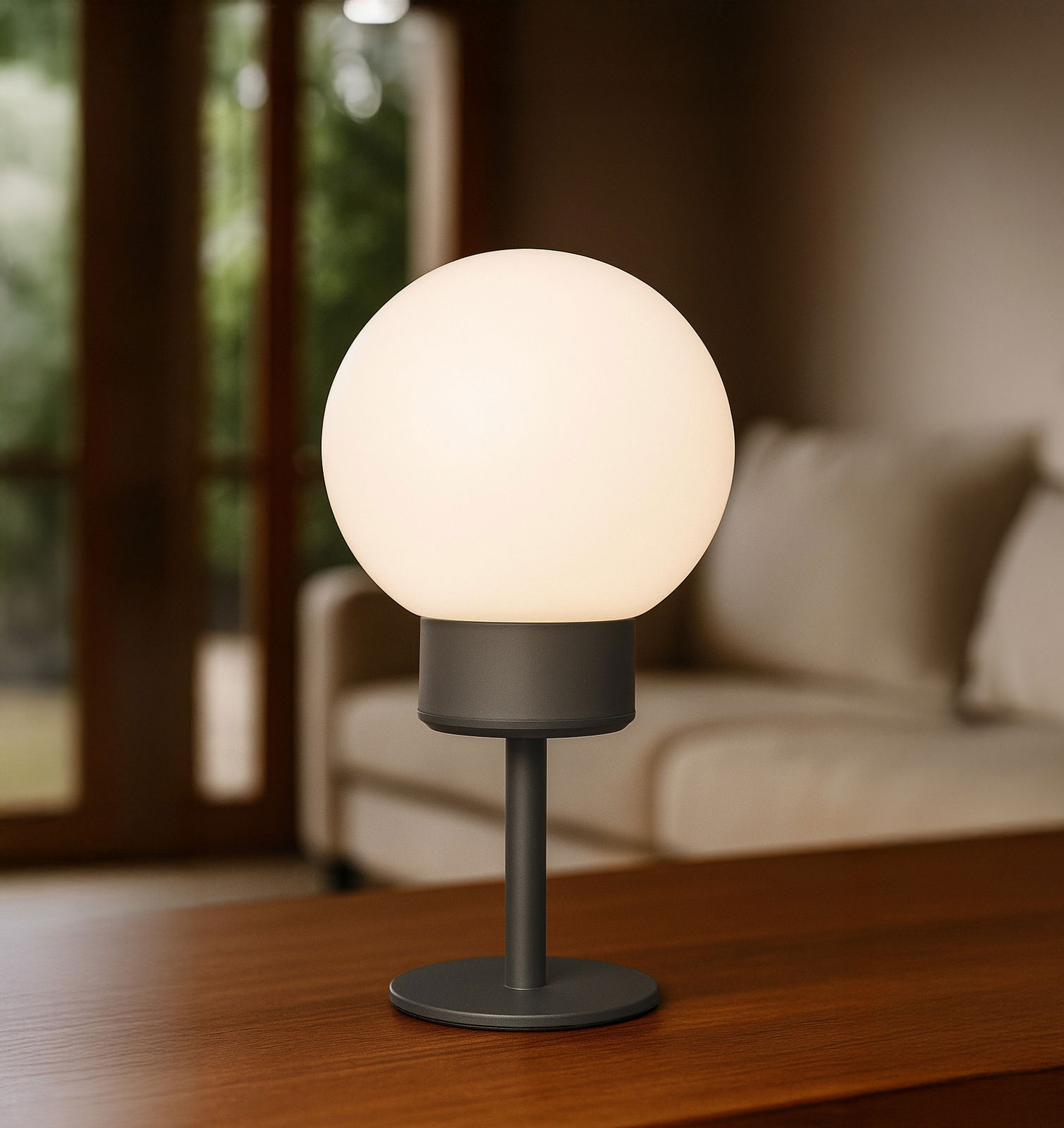 Modernes Akku-Windlicht mit kugelförmigem Leuchtkörper auf einem Tisch, seitliche Perspektive.