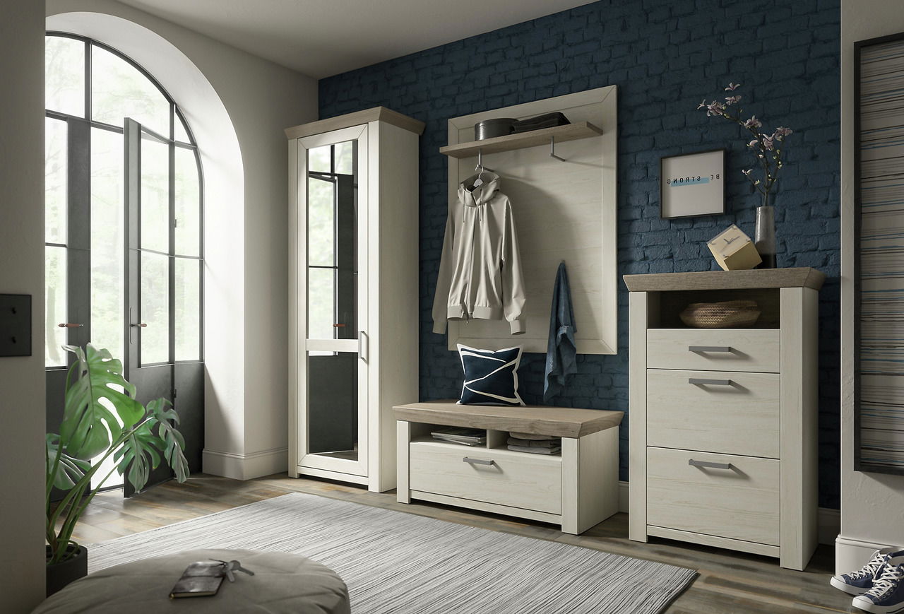 Moderne Garderobeneinrichtung mit Schuhschrank, Bank und Garderobenpaneel in einem stilvollen Raum mit blauer Ziegelwand, aus der Perspektive des Eingangsbereichs betrachtet.