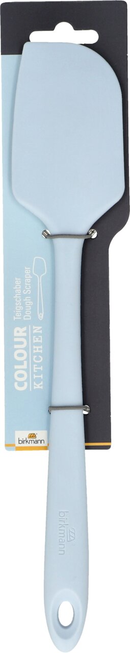 Hellblauer Teigschaber aus Silikon, frontal auf einer Verpackung präsentiert.