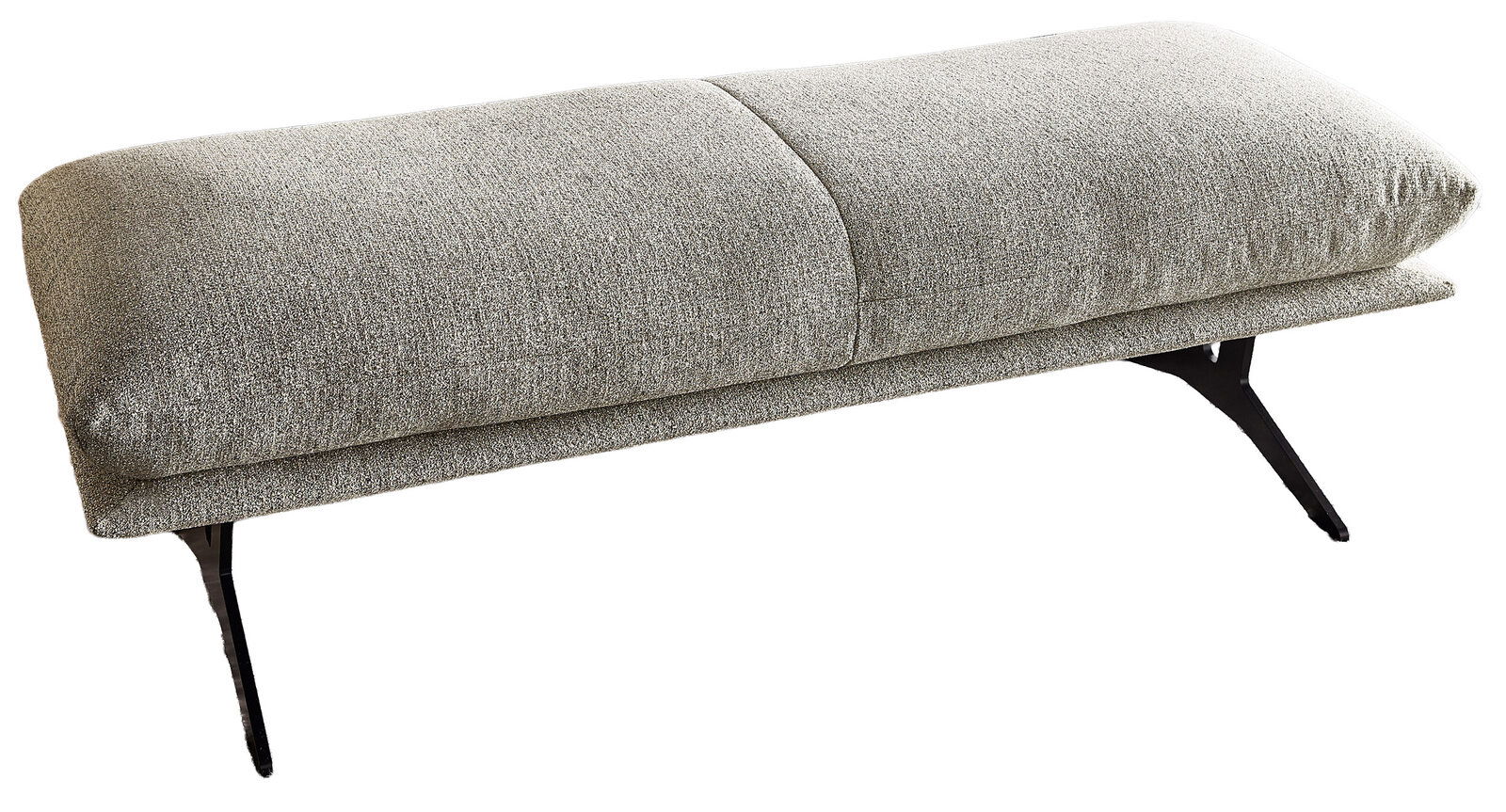 Gepolsterte Sitzbank in hellgrauem Stoffbezug mit schwarzen Metallbeinen, freigestellt auf weißem Hintergrund, in seitlicher Perspektive leicht von oben