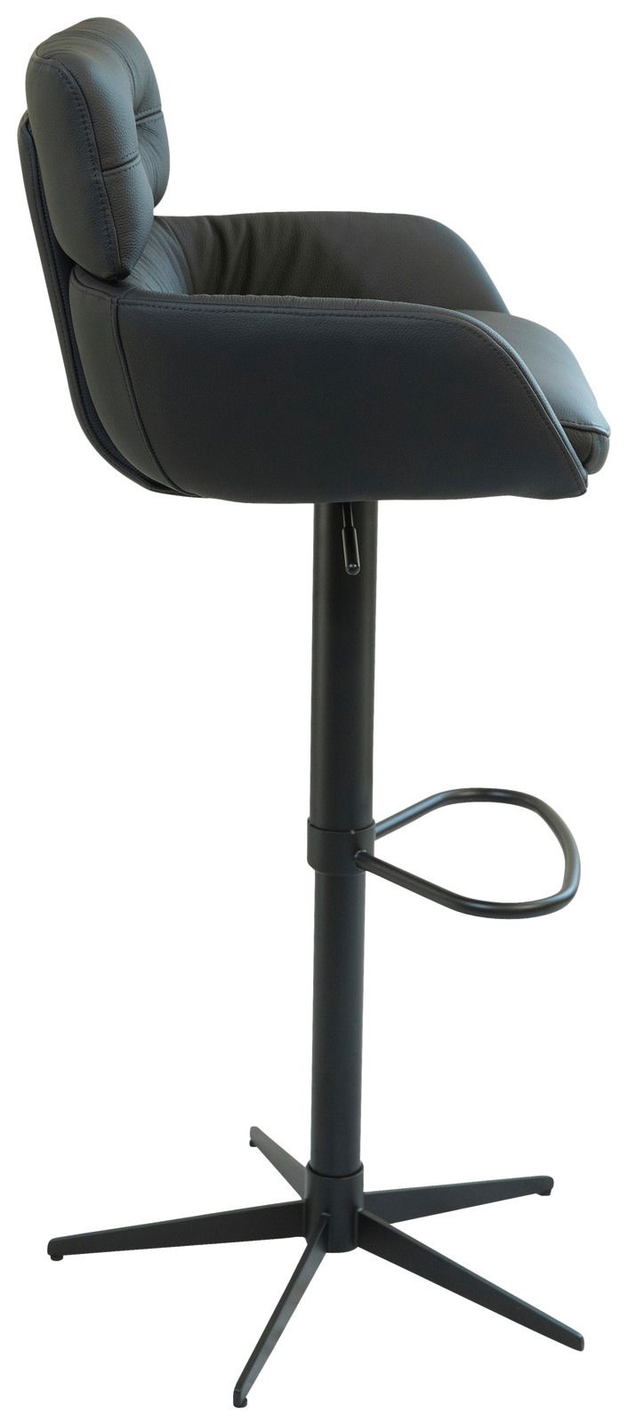 Seitenansicht eines modernen Barhockers mit schwarzem Lederbezug und verstellbarem Fußgestell.